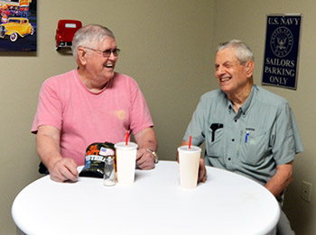 Active Senior Living–Tuscaloosa Seniors Make New Friends at Regency